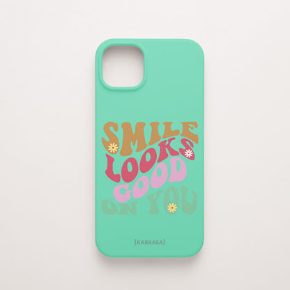 Funda KARKASA Silk Touch verde menta con frase Smile Looks Good On You en tipografía groovy psicodélica de colores. Carcasa mate de silicona para smartphone.