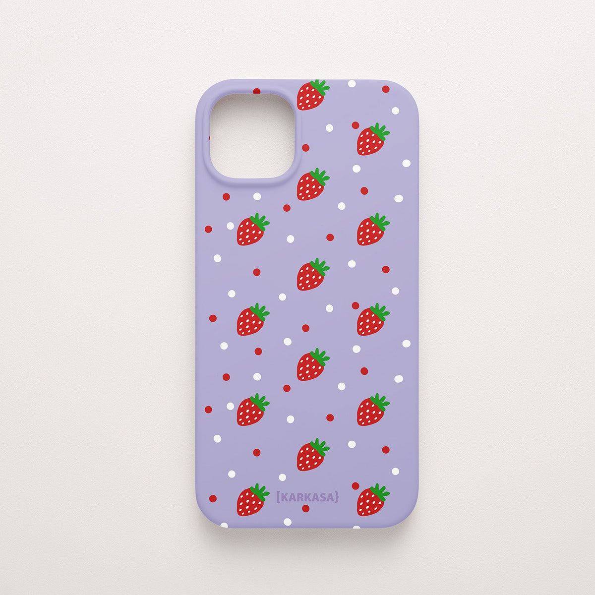 Funda KARKASA Silk Touch lila con estampado pop de fresas rojas y lunares blancos. Carcasa mate de silicona estilo frutal.