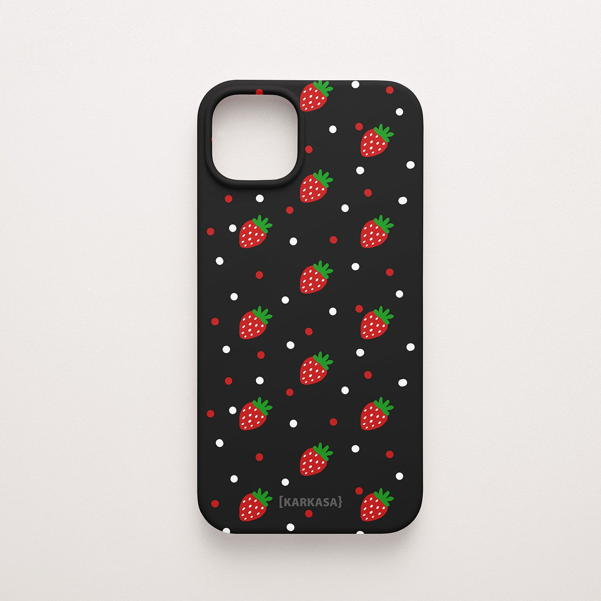 Funda KARKASA Silk Touch negra con estampado pop de fresas rojas y lunares blancos. Carcasa mate de silicona estilo frutal.