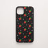 Funda KARKASA Silk Touch negra con estampado pop de fresas rojas y lunares blancos. Carcasa mate de silicona estilo frutal.
