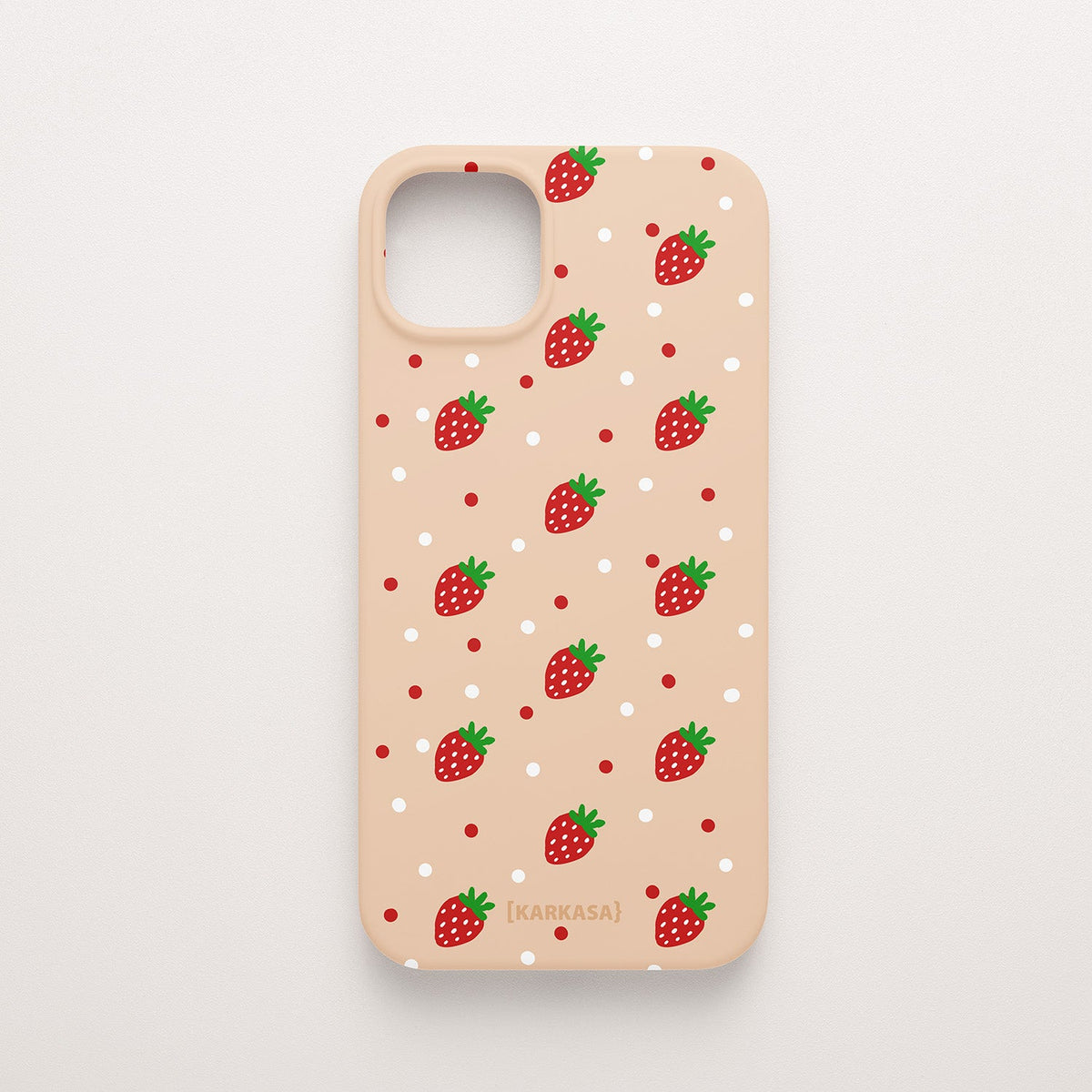 Funda KARKASA Silk Touch rosa nude con estampado pop de fresas rojas y lunares blancos. Carcasa mate de silicona estilo frutal.
