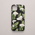 Funda móvil Susurro de Calas KARKASA en Silk Touch negra con diseño floral de calas blancas y hojas verdes