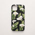 Funda móvil Susurro de Calas KARKASA en Silk Touch negra con diseño floral de calas blancas y hojas verdes.