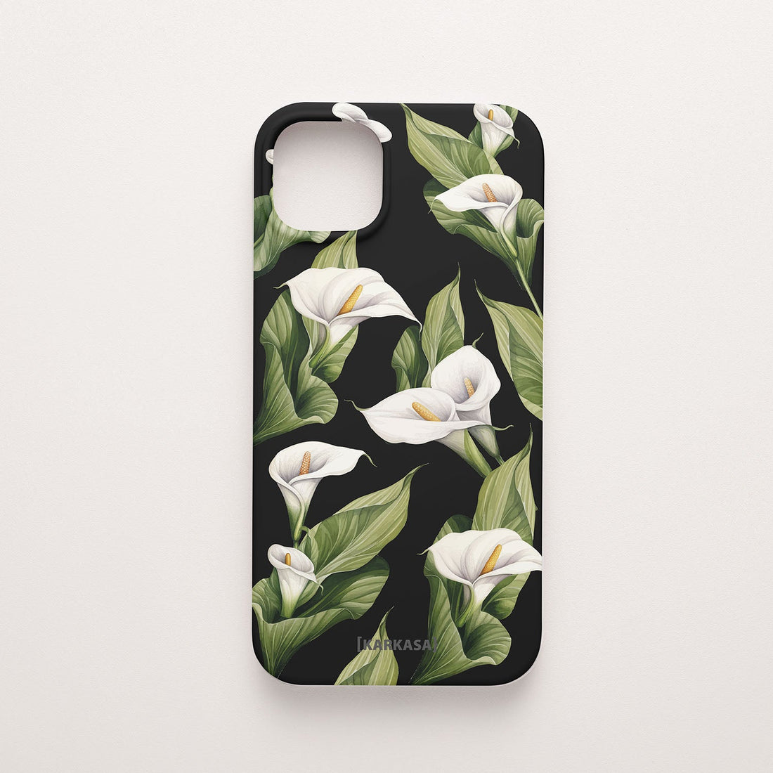 Funda móvil Susurro de Calas KARKASA en Silk Touch negra con diseño floral de calas blancas y hojas verdes.