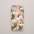 Funda móvil Susurro de Calas KARKASA en Silk Touch rosa chicle con diseño floral de calas blancas y hojas verdes