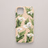 Funda móvil Susurro de Calas KARKASA en Silk Touch rosa nude con diseño floral de calas blancas y hojas verdes