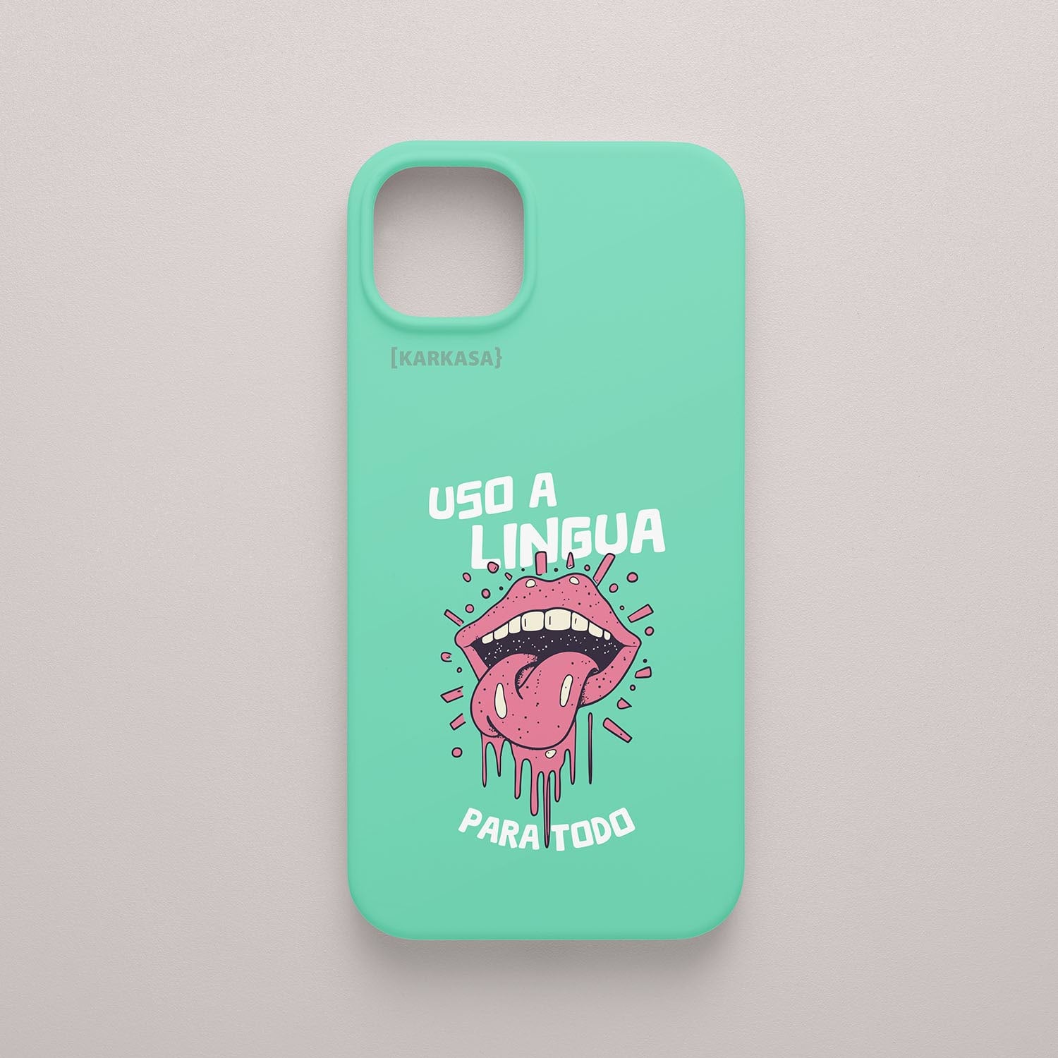 Funda verde menta con ilustración pop de una boca sacando la lengua y la frase gallega "Uso a lingua para todo", diseño de Son un Toxo.