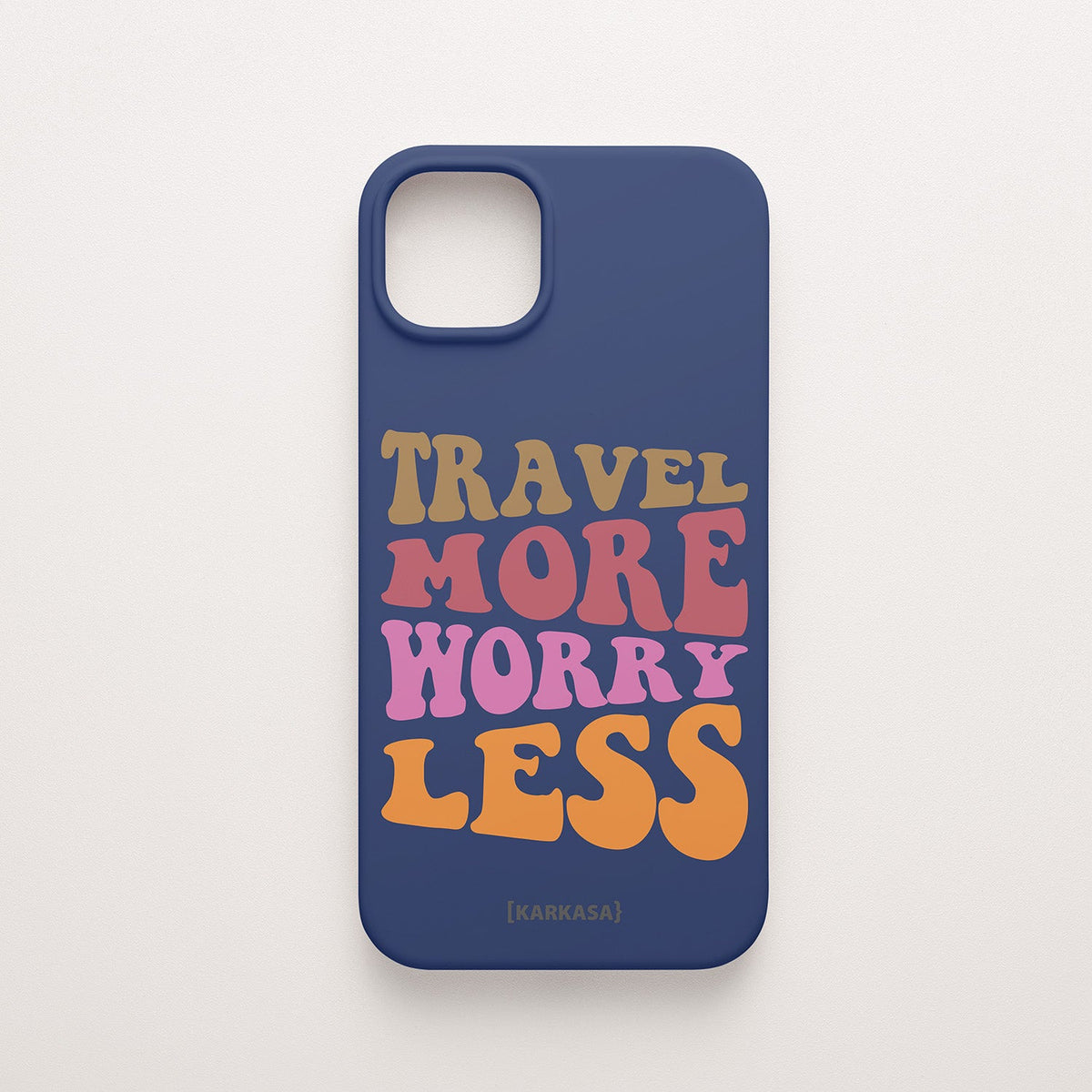 Funda KARKASA Silk Touch azul marino con frase Travel More Worry Less en letras retro de colores naranjas y rosas. Carcasa para viajeros.