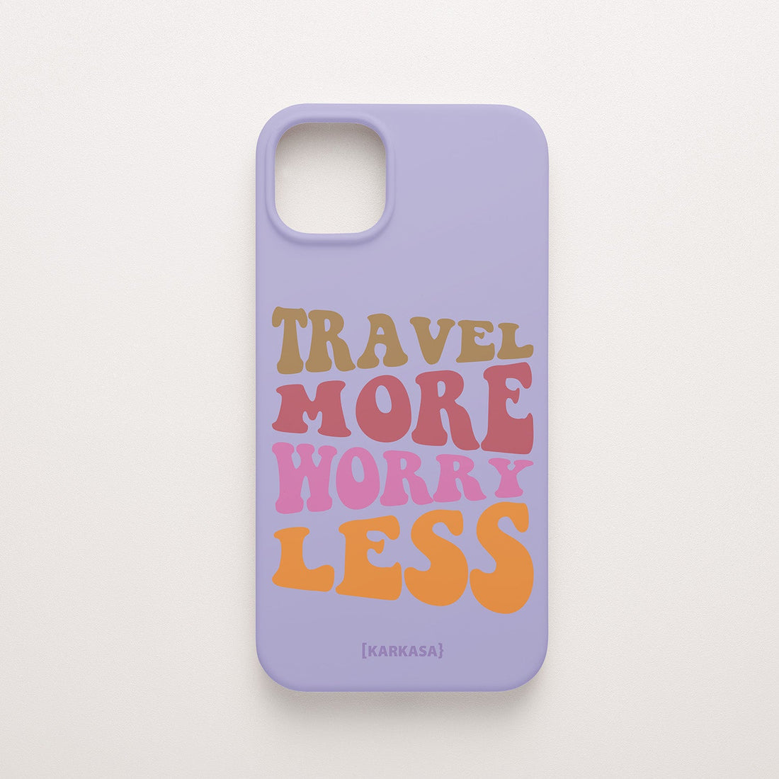 Funda KARKASA Silk Touch lila con frase Travel More Worry Less en letras retro de colores naranjas y rosas. Carcasa para viajeros.
