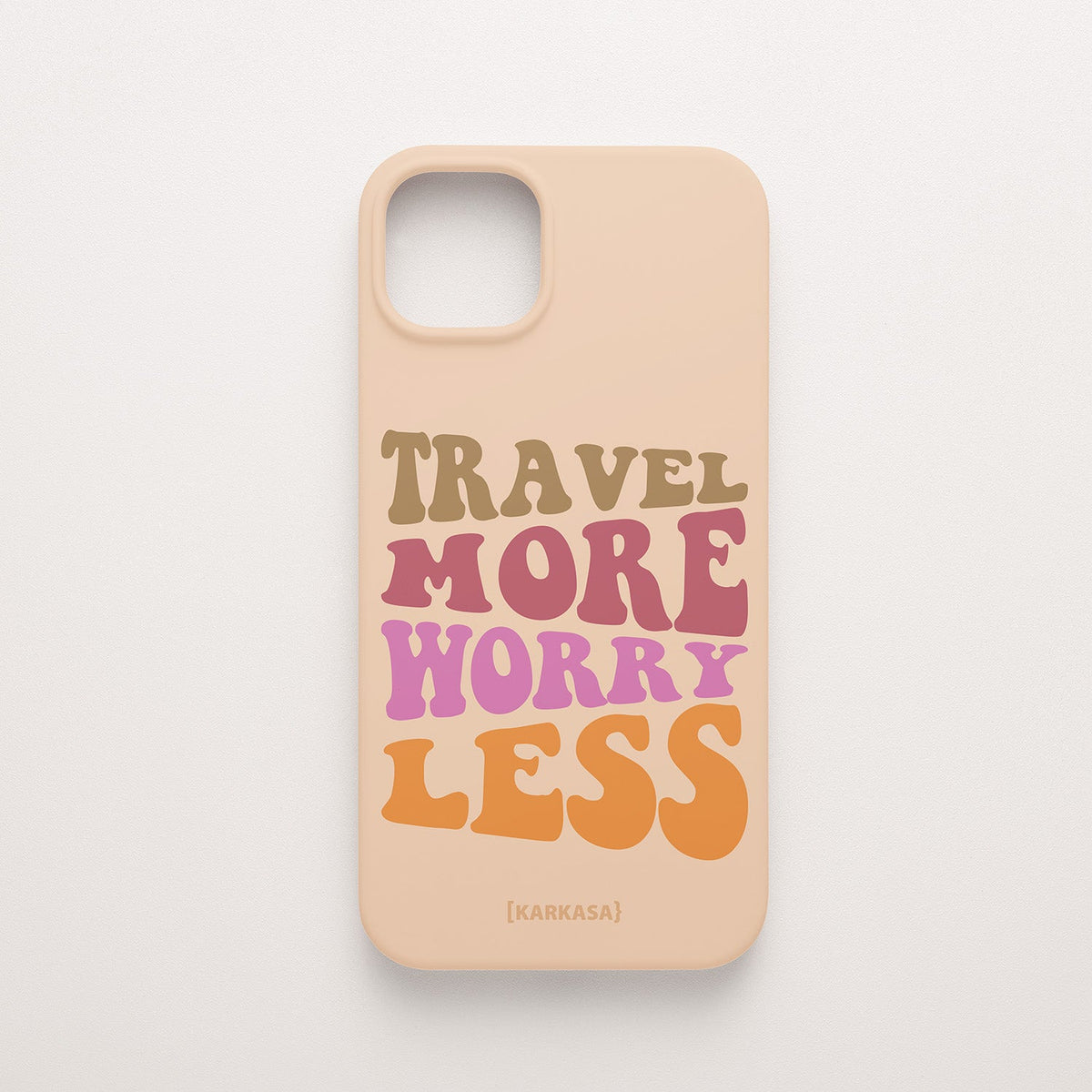Funda KARKASA Silk Touch rosa nude con frase Travel More Worry Less en letras retro de colores naranjas y rosas. Carcasa para viajeros.