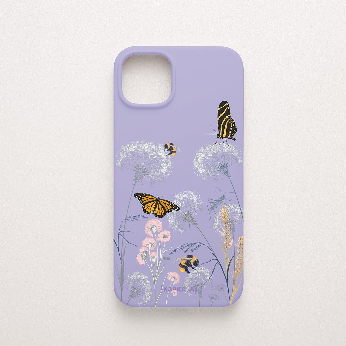Funda KARKASA Silk Touch lila con ilustración de naturaleza: mariposas monarca, abejas, saltamontes y dientes de león. Carcasa diseño campo.