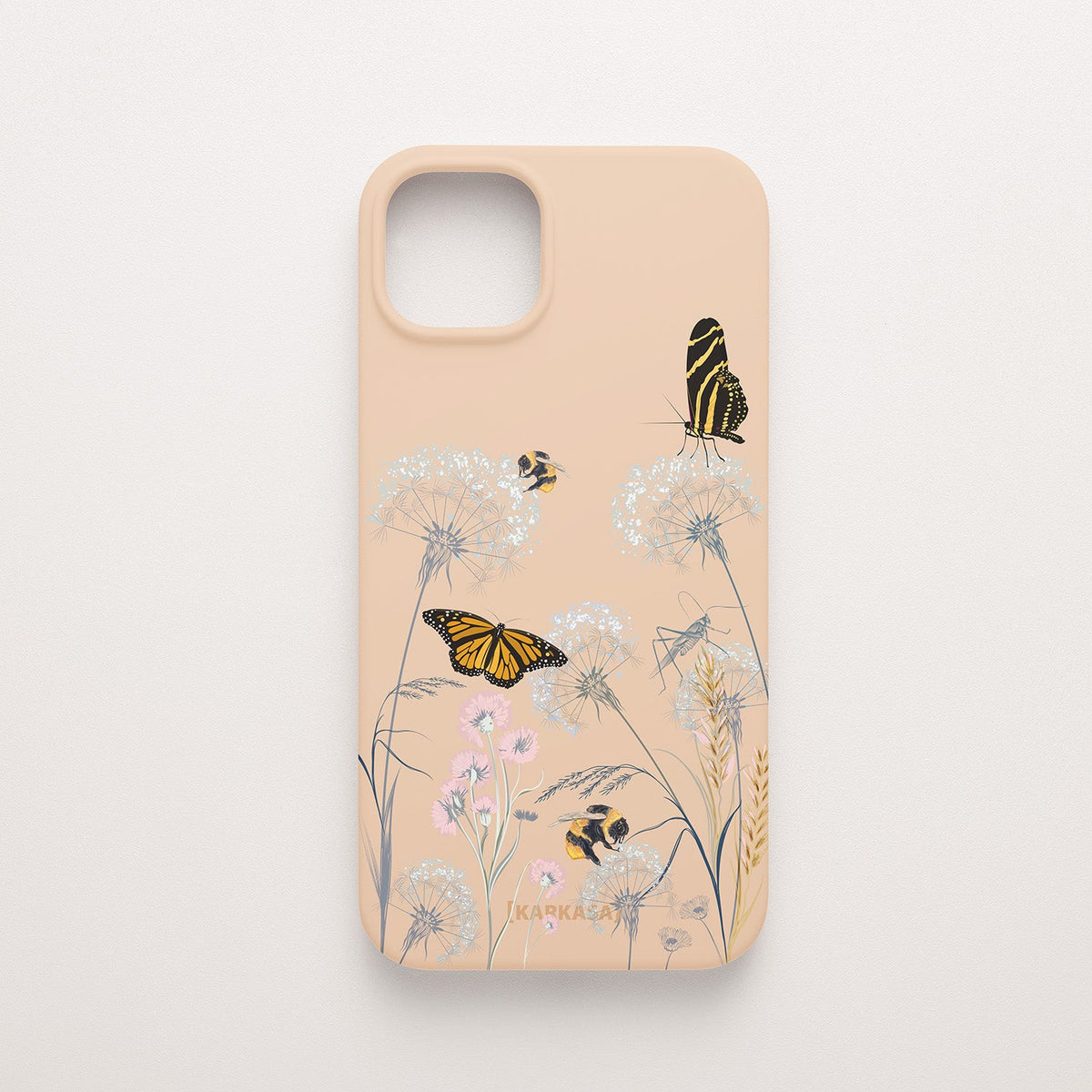Funda KARKASA Silk Touch rosa nude con ilustración de naturaleza: mariposas monarca, abejas, saltamontes y dientes de león. Carcasa diseño campo.