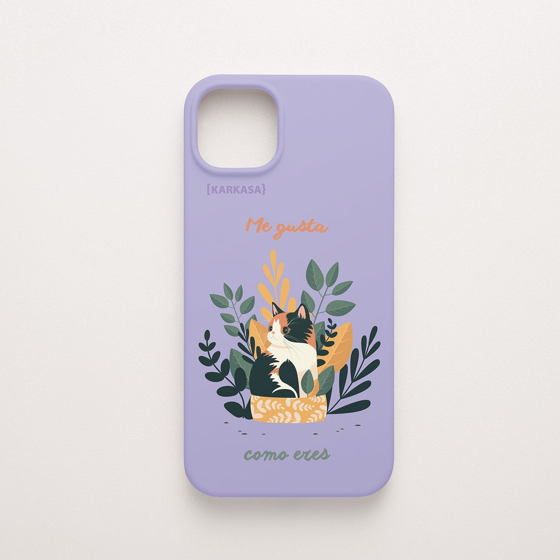 Funda KARKASA Silk Touch lila con ilustración de gato durmiendo entre plantas y la frase Me gusta como eres. Carcasa mensaje positivo.