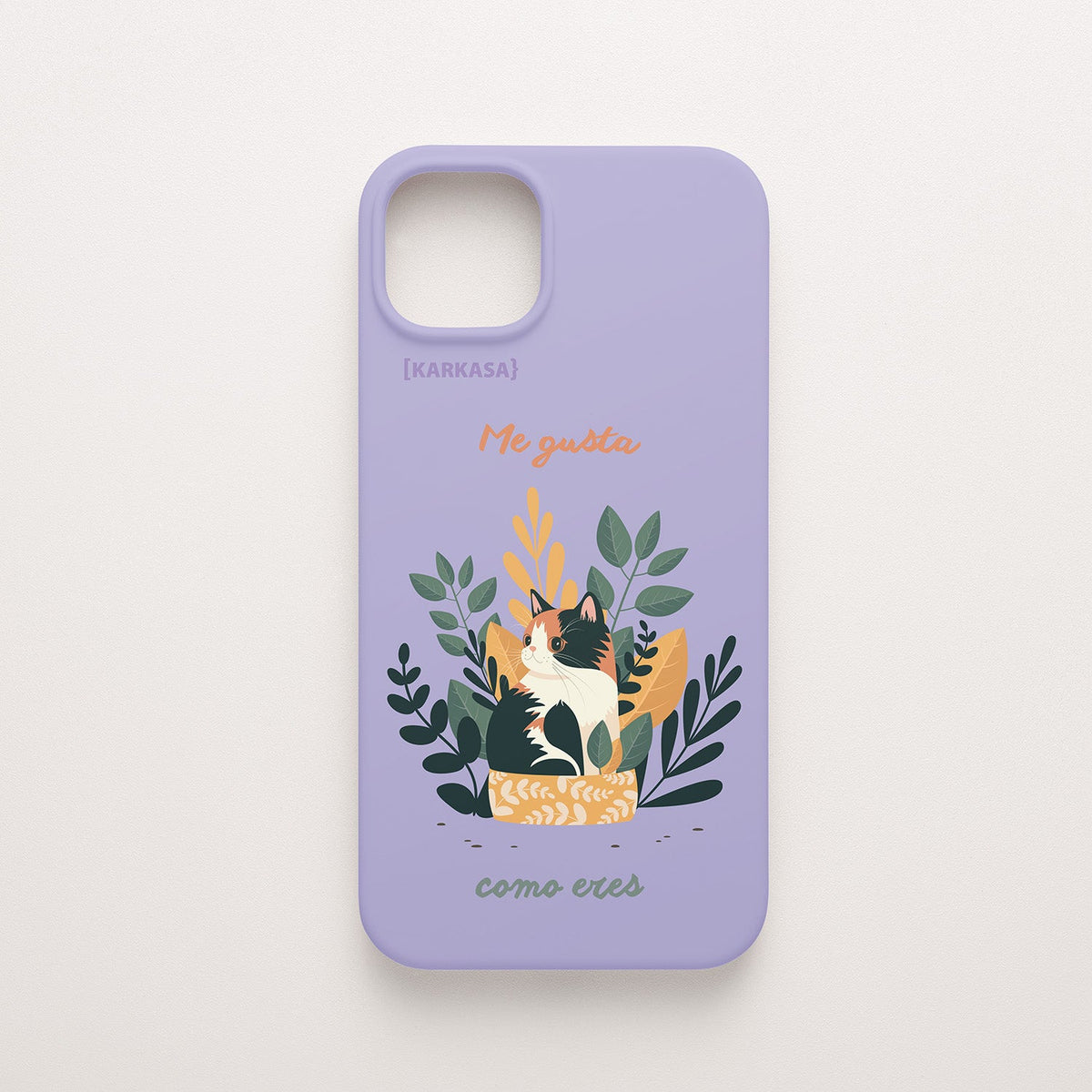 Funda KARKASA Silk Touch lila con ilustración de gato durmiendo entre plantas y la frase Me gusta como eres. Carcasa mensaje positivo.