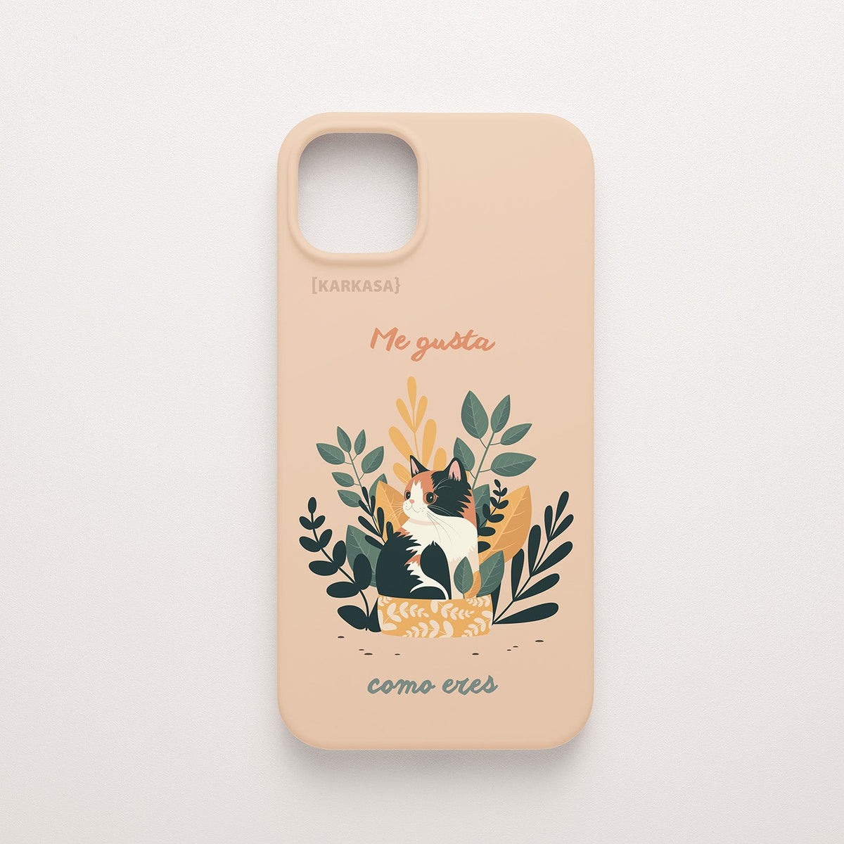 Funda KARKASA Silk Touch rosa nude con ilustración de gato durmiendo entre plantas y la frase Me gusta como eres. Carcasa mensaje positivo.