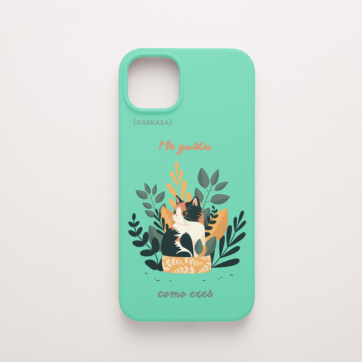 Funda KARKASA Silk Touch verde menta con ilustración de gato durmiendo entre plantas y la frase Me gusta como eres. Carcasa mensaje positivo.