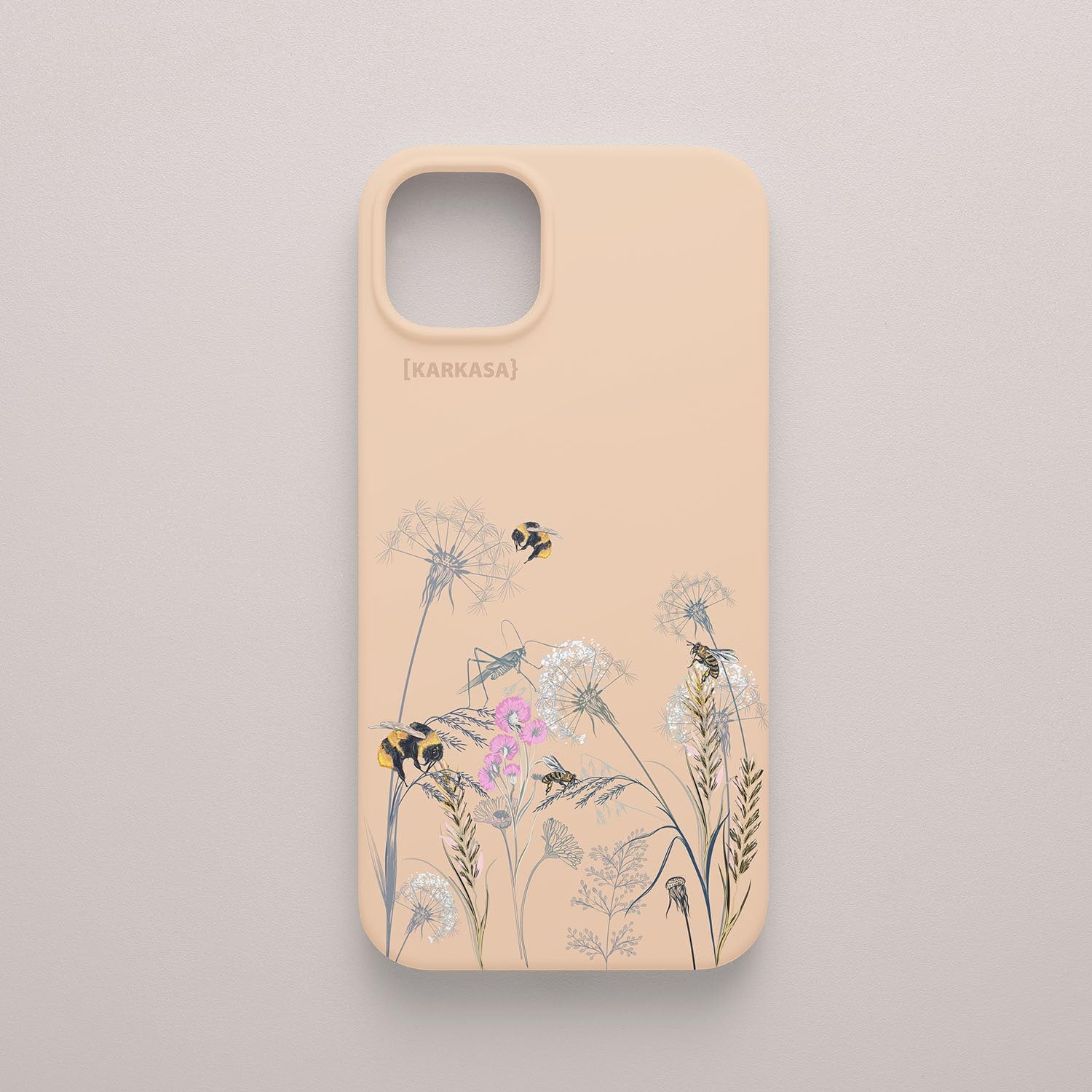 Funda KARKASA Silk Touch rosa nude con ilustración fina de dientes de león, flores silvestres, abejas y saltamontes. Carcasa diseño prado.
