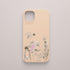 Funda KARKASA Silk Touch rosa nude con ilustración fina de dientes de león, flores silvestres, abejas y saltamontes. Carcasa diseño prado.