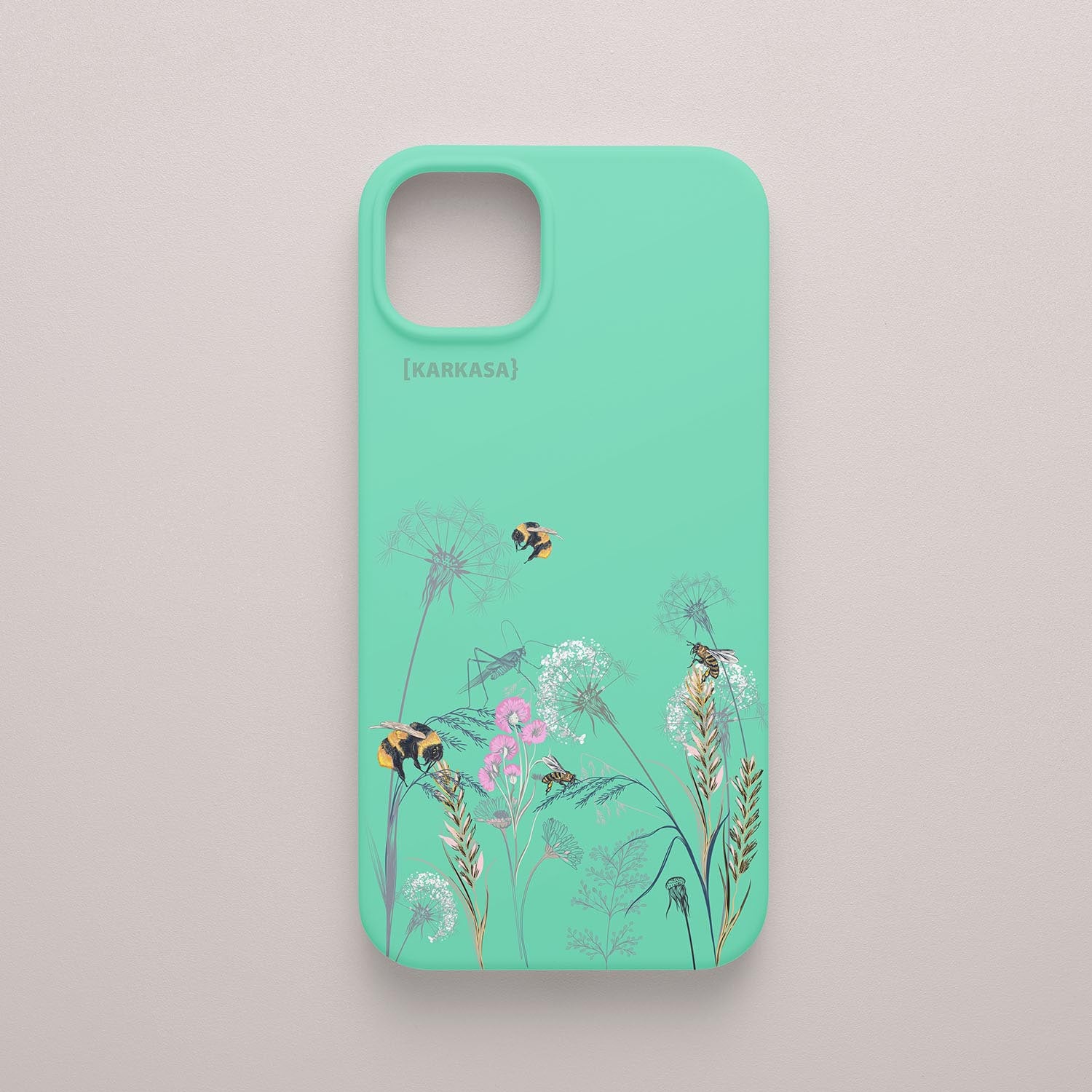 Funda KARKASA Silk Touch verde menta con ilustración fina de dientes de león, flores silvestres, abejas y saltamontes. Carcasa diseño prado.