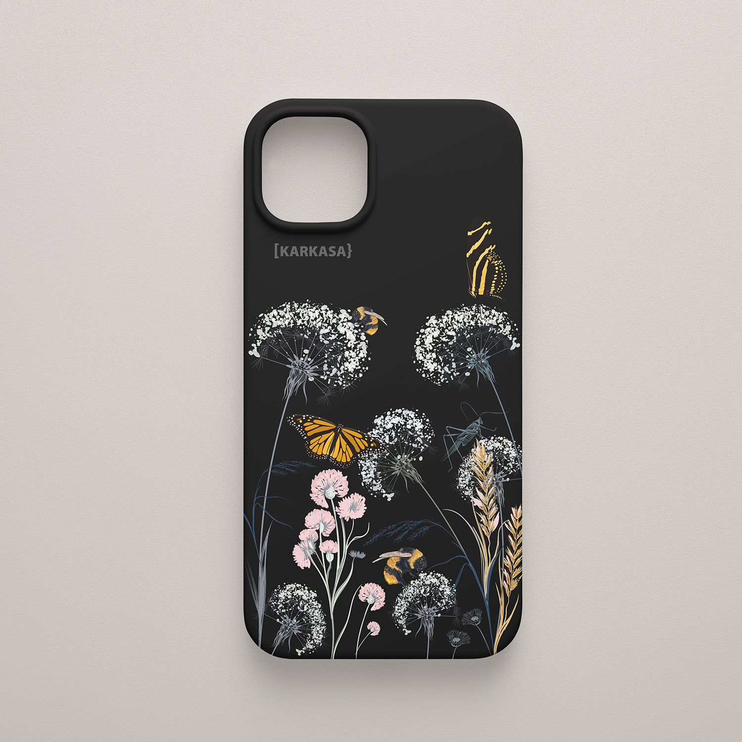 Funda KARKASA Silk Touch negra con ilustración de naturaleza: mariposas monarca, abejas, saltamontes y dientes de león. Carcasa diseño campo.