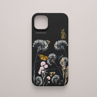 Funda KARKASA Silk Touch negra con ilustración de naturaleza: mariposas monarca, abejas, saltamontes y dientes de león. Carcasa diseño campo.