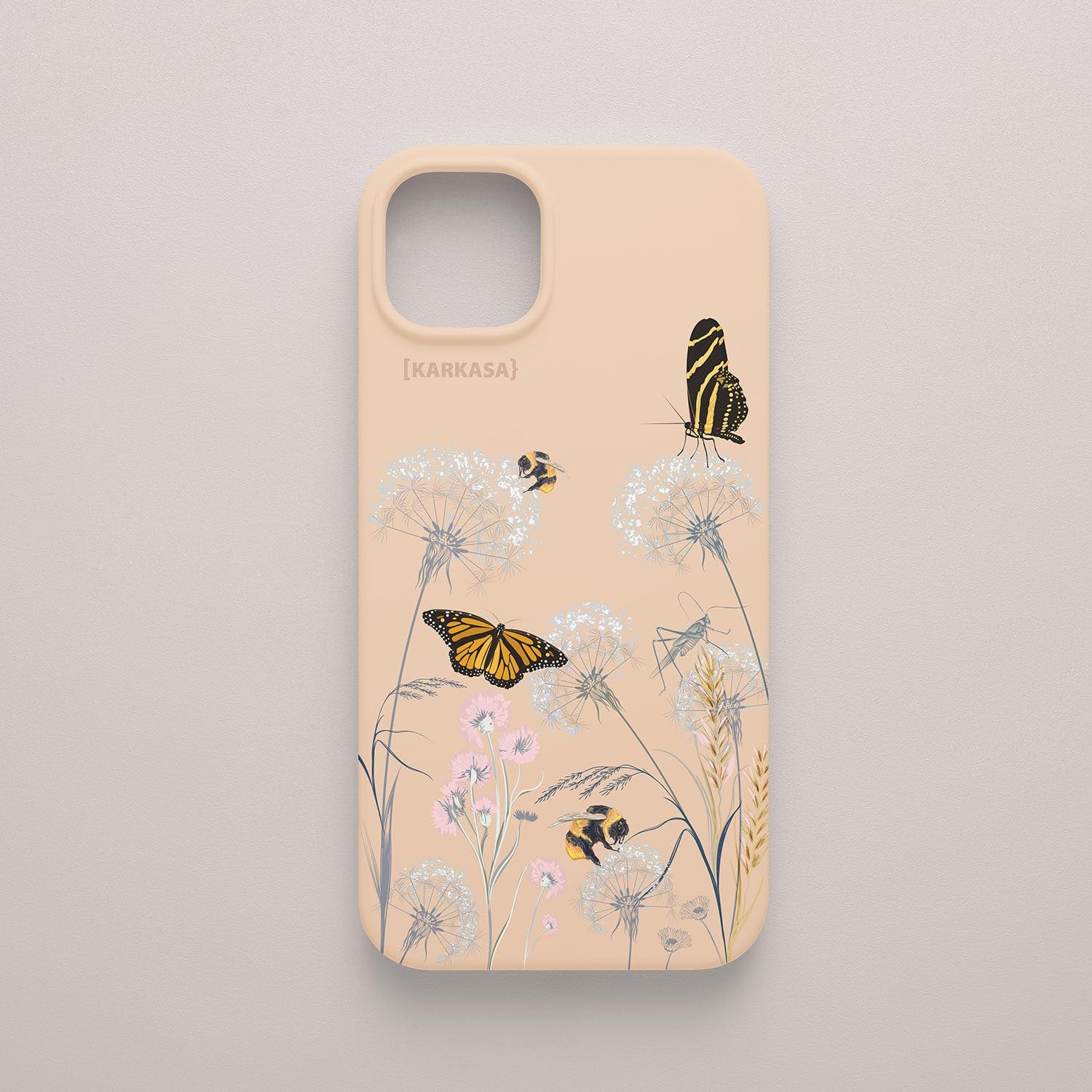 Funda KARKASA Silk Touch rosa nude con ilustración de naturaleza: mariposas monarca, abejas, saltamontes y dientes de león. Carcasa diseño campo.