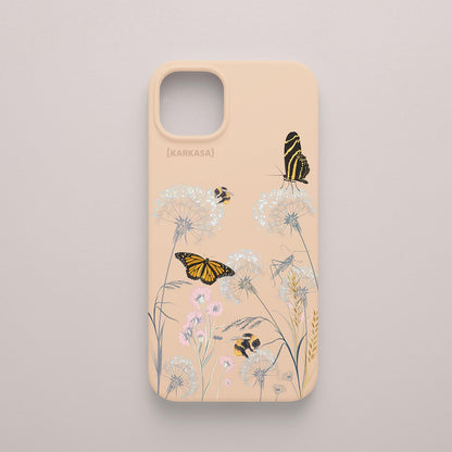Funda KARKASA Silk Touch rosa nude con ilustración de naturaleza: mariposas monarca, abejas, saltamontes y dientes de león. Carcasa diseño campo.