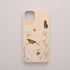 Funda KARKASA Silk Touch rosa nude con ilustración de naturaleza: mariposas monarca, abejas, saltamontes y dientes de león. Carcasa diseño campo.