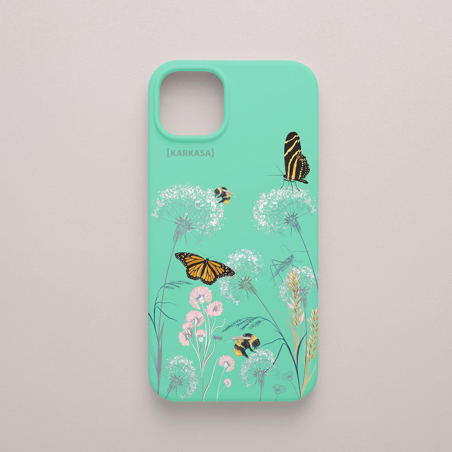 Funda KARKASA Silk Touch verde menta con ilustración de naturaleza: mariposas monarca, abejas, saltamontes y dientes de león. Carcasa diseño campo.