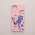 Funda KARKASA Silk Touch rosa chicle con ilustración de siluetas azules de una sirena abrazando a un humano bajo el mar. Carcasa diseño romántico.