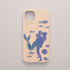 Funda KARKASA Silk Touch rosa nude con ilustración de siluetas azules de una sirena abrazando a un humano bajo el mar. Carcasa diseño romántico.