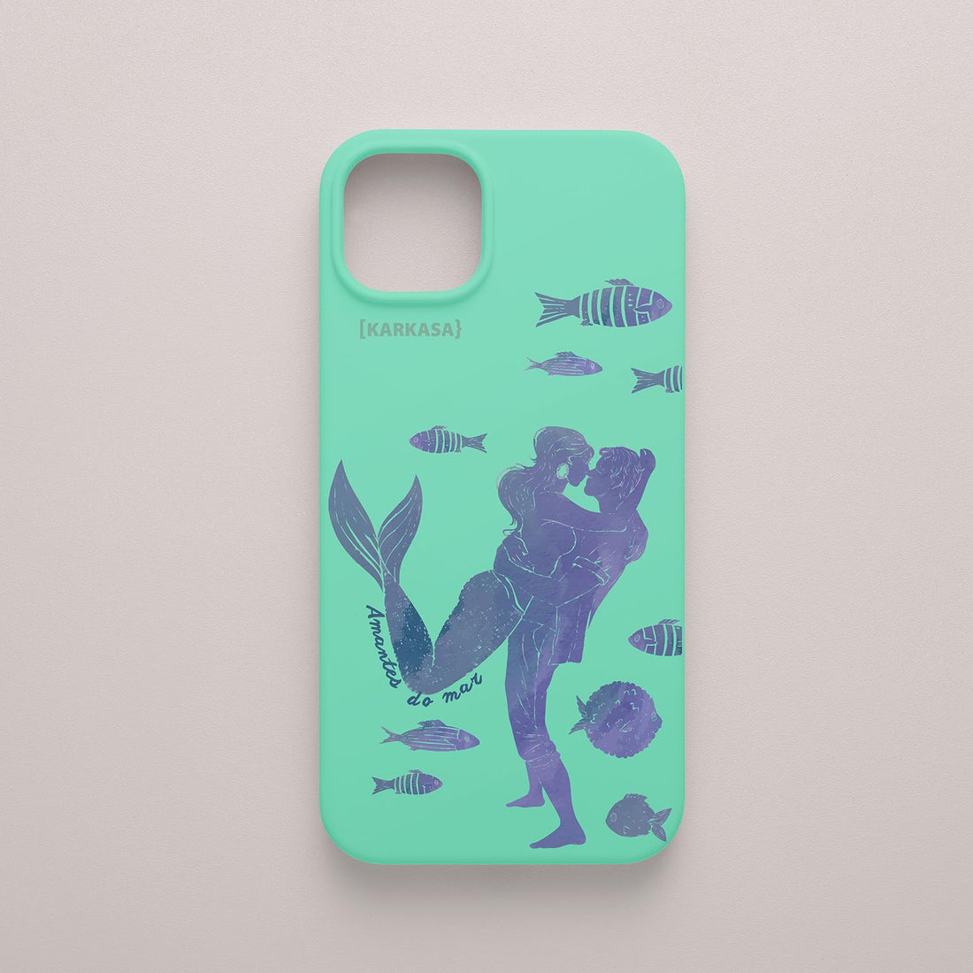 Funda KARKASA Silk Touch verde menta con ilustración de siluetas azules de una sirena abrazando a un humano bajo el mar. Carcasa diseño romántico.