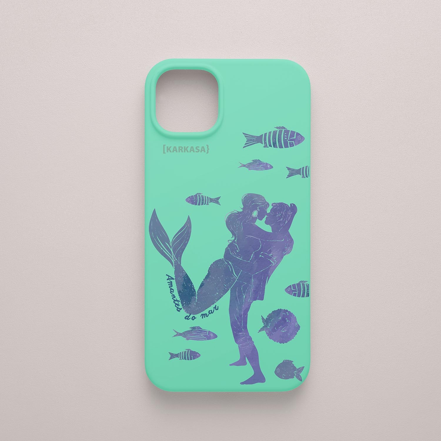 Funda KARKASA Silk Touch verde menta con ilustración de siluetas azules de una sirena abrazando a un humano bajo el mar. Carcasa diseño romántico.