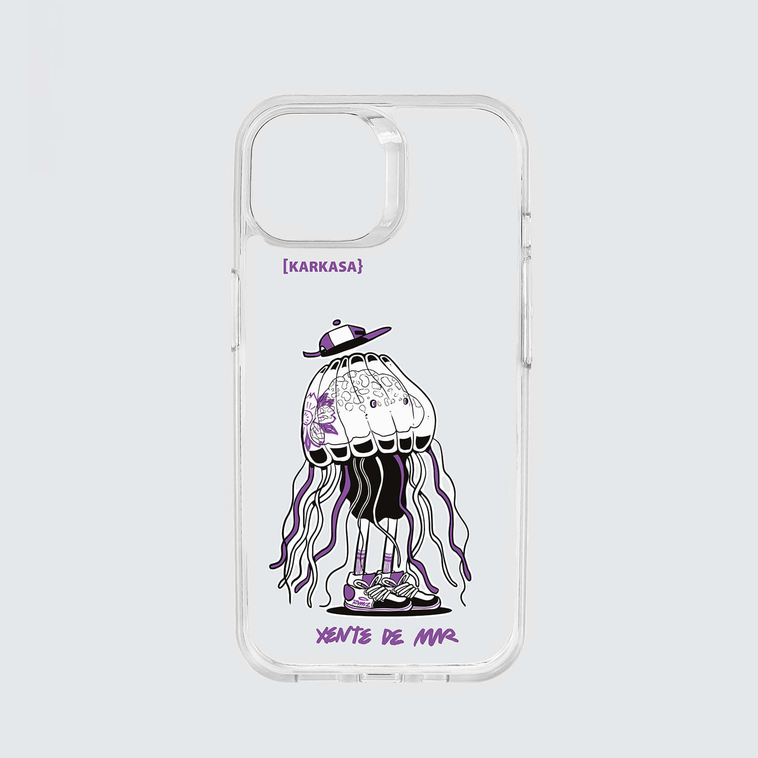 Funda transparente con ilustración de una medusa con zapatillas deportivas y gorro morado, diseño urbano de Ramaz para Xente de Mar.
