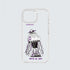 Funda transparente con ilustración de una medusa con zapatillas deportivas y gorro morado, diseño urbano de Ramaz para Xente de Mar.