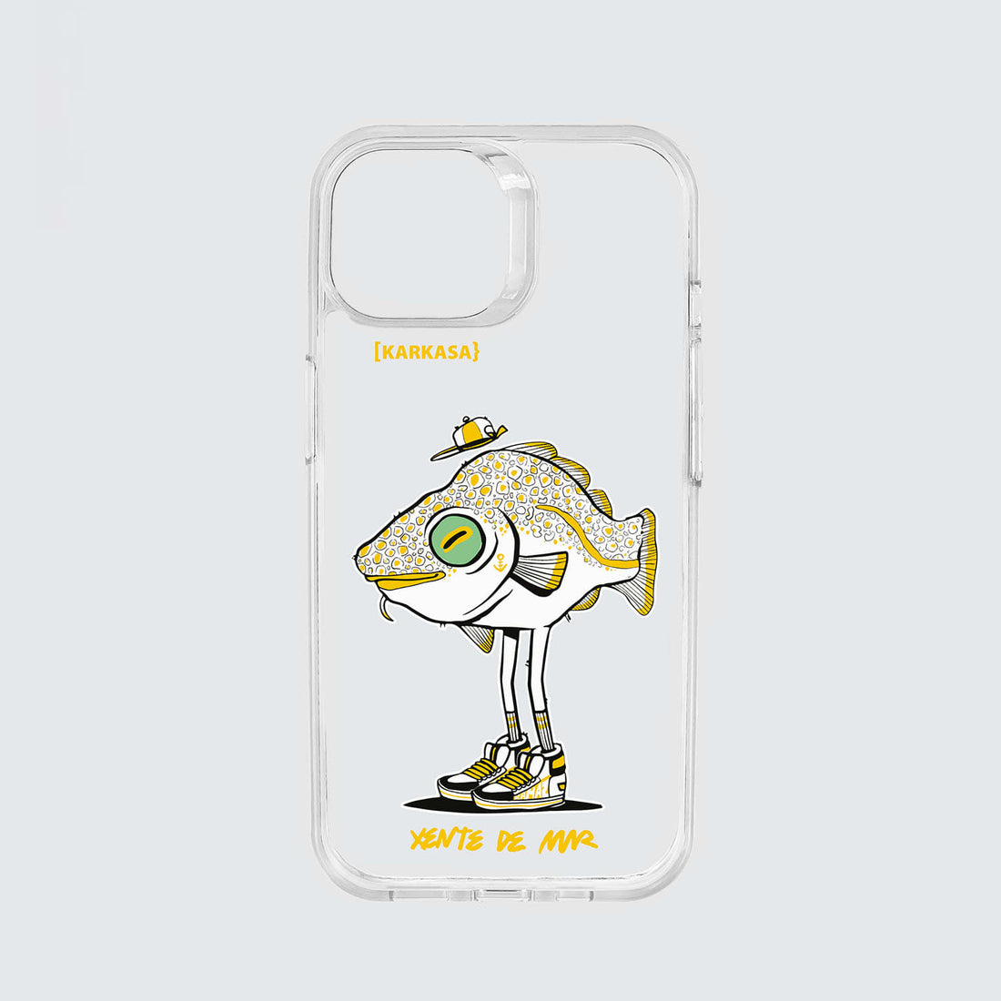 Funda transparente con ilustración de un pez amarillo con gorro de pescador (bucket hat), ojos verdes y zapatillas, diseño de Ramaz.