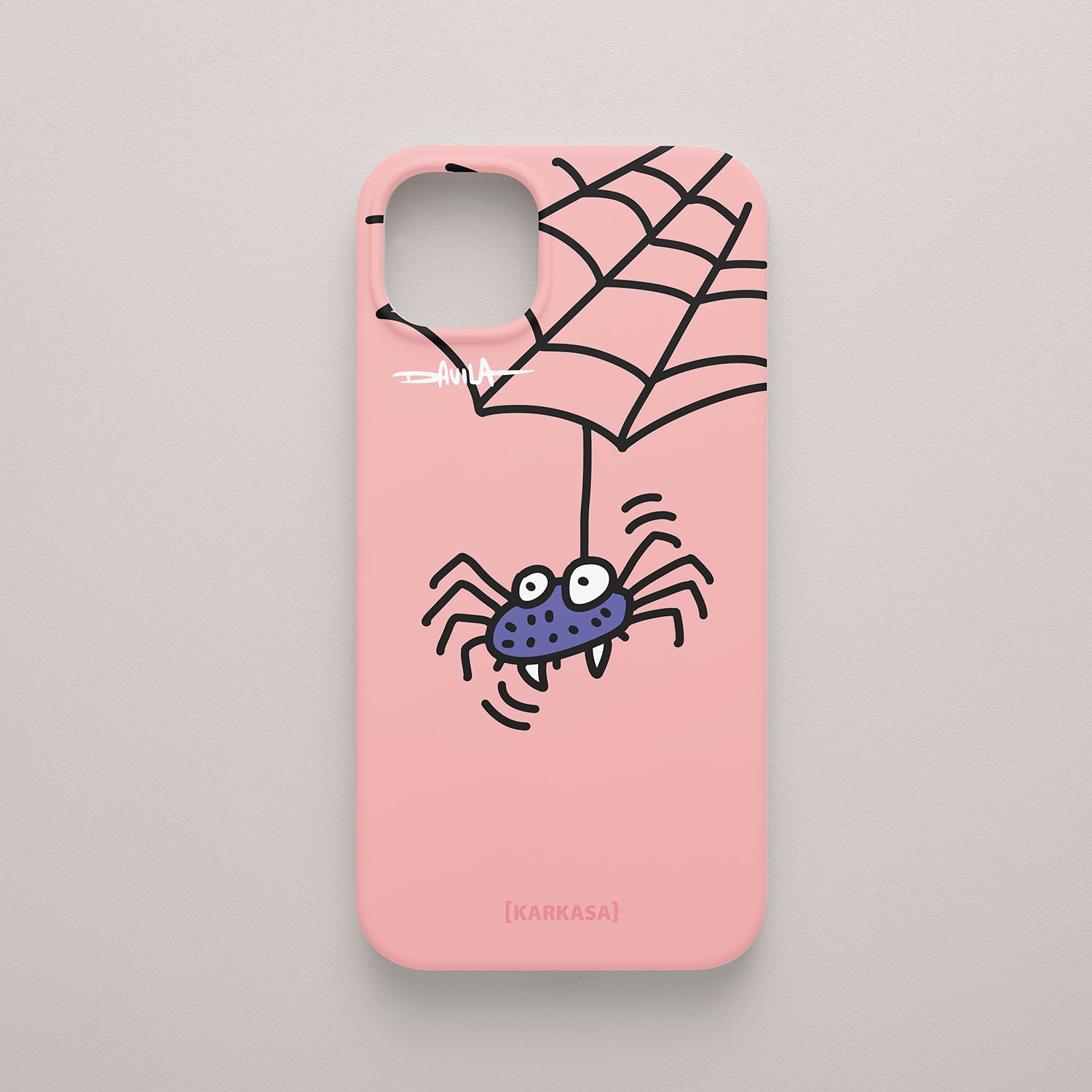 Funda móvil rosa chicle KARKASA con diseño Araña de Luis Davila, tela de araña y personaje ilustrado de O Bichero