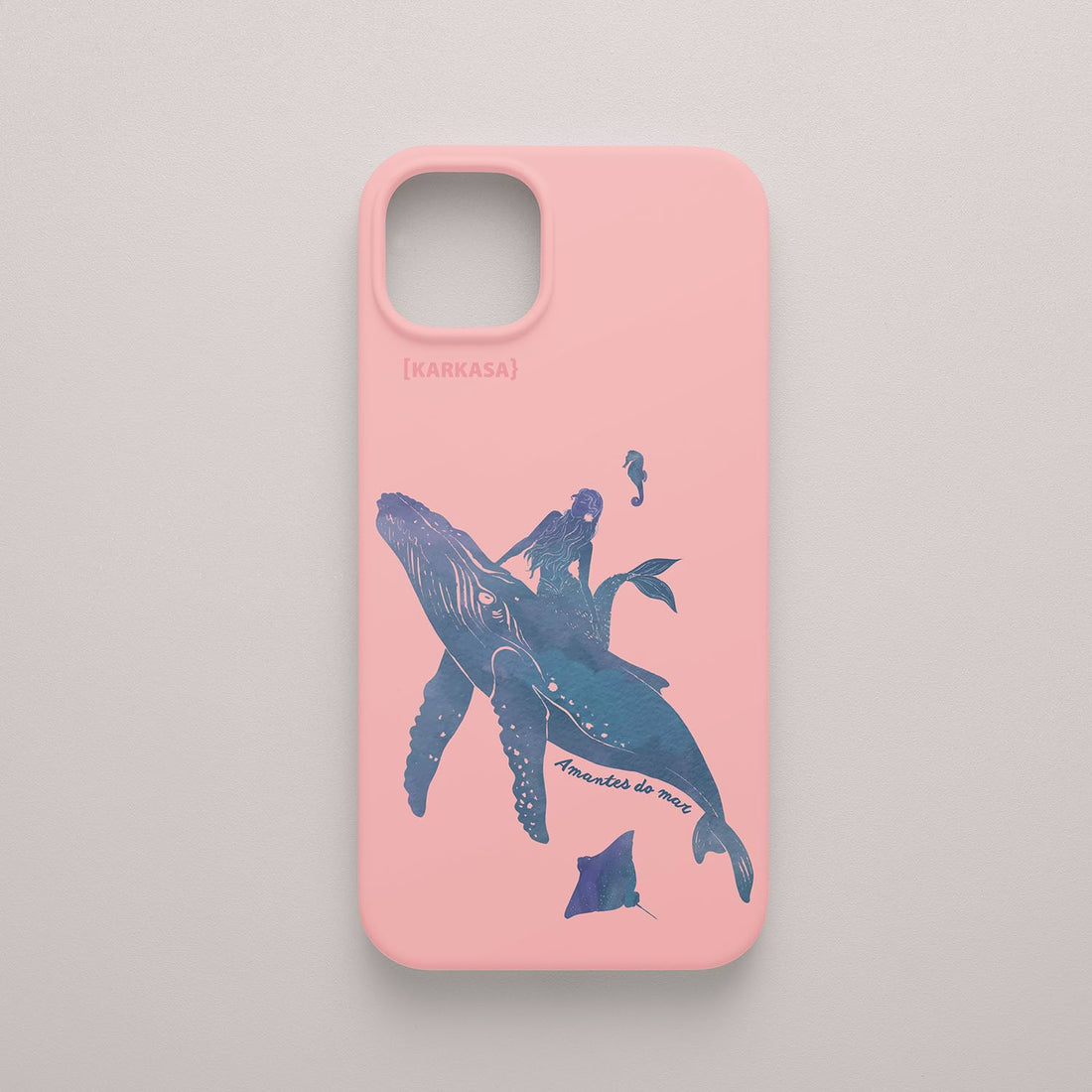 Funda KARKASA Silk Touch rosa chicle con ilustración artística de una sirena montada sobre una ballena azul y mantarrayas. Carcasa fantasía marina.