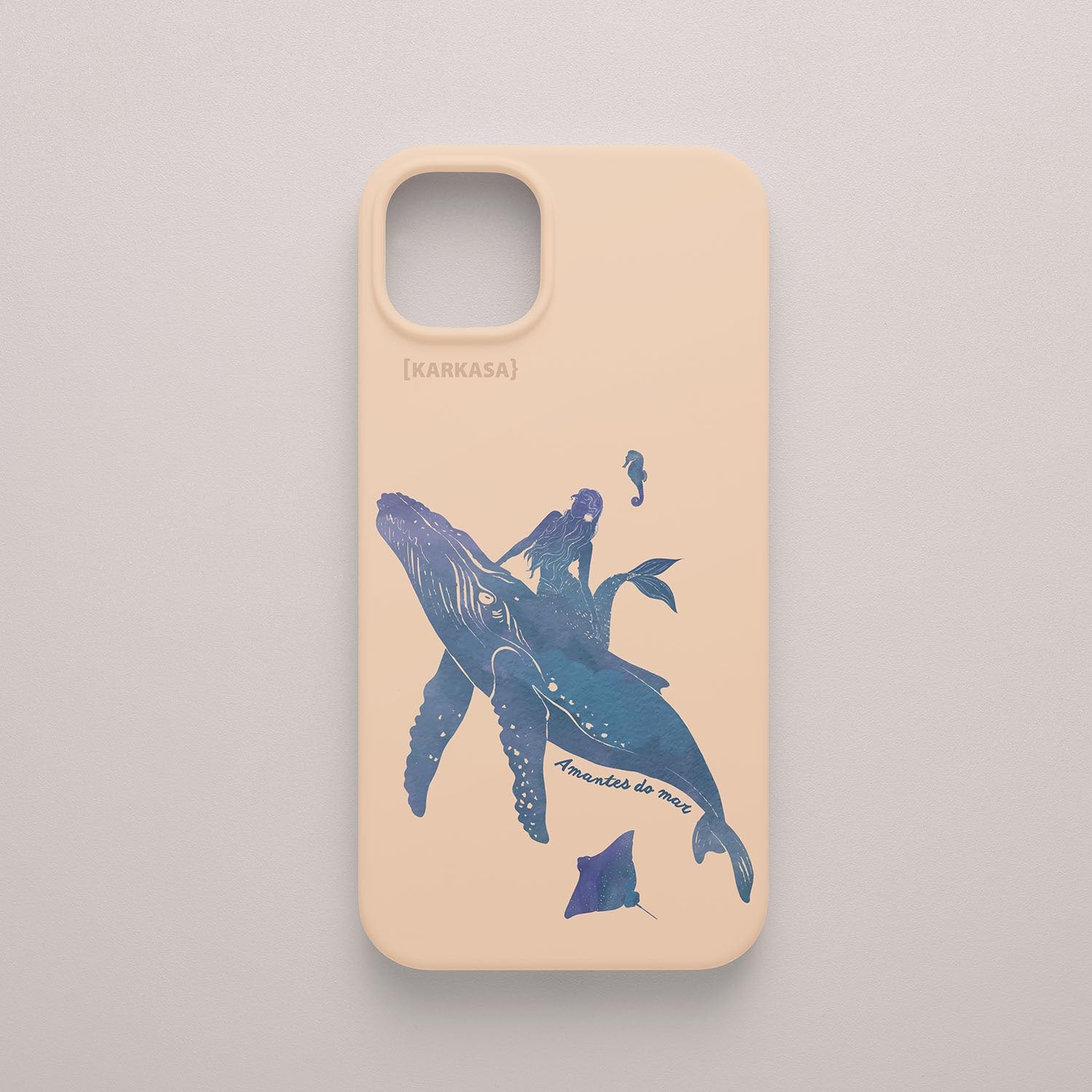 Funda KARKASA Silk Touch rosa nude con ilustración artística de una sirena montada sobre una ballena azul y mantarrayas. Carcasa fantasía marina.