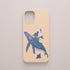 Funda KARKASA Silk Touch rosa nude con ilustración artística de una sirena montada sobre una ballena azul y mantarrayas. Carcasa fantasía marina.