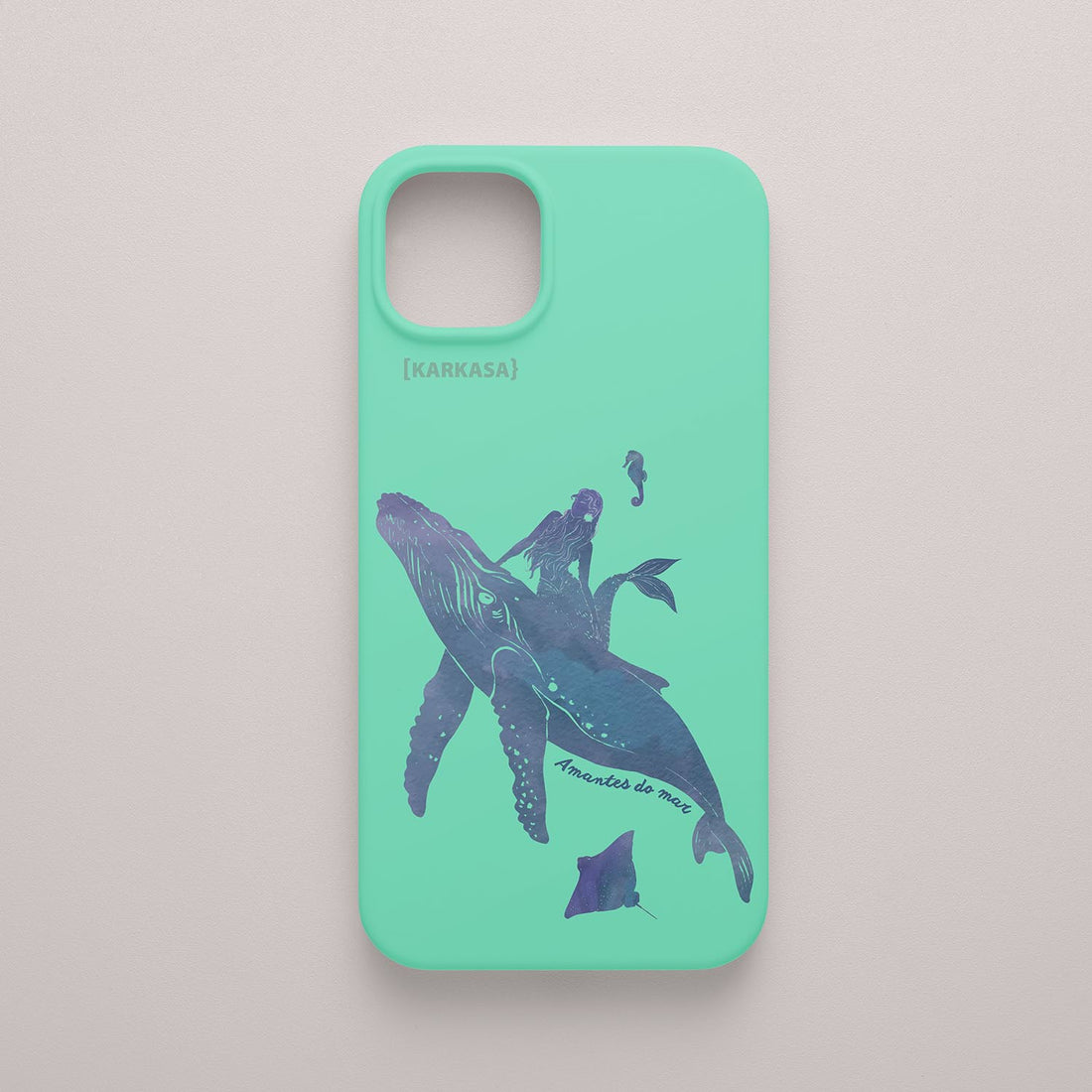 Funda KARKASA Silk Touch verde menta con ilustración artística de una sirena montada sobre una ballena azul y mantarrayas. Carcasa fantasía marina.