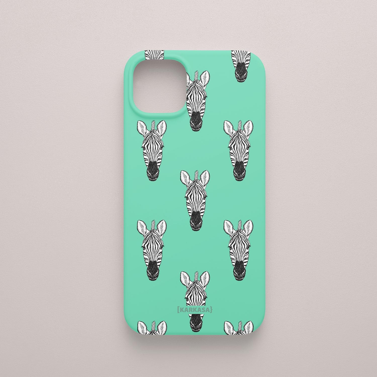 Funda KARKASA Silk Touch verde menta con estampado pop art de cabezas de cebra en blanco y negro. Carcasa diseño animal print moderno.