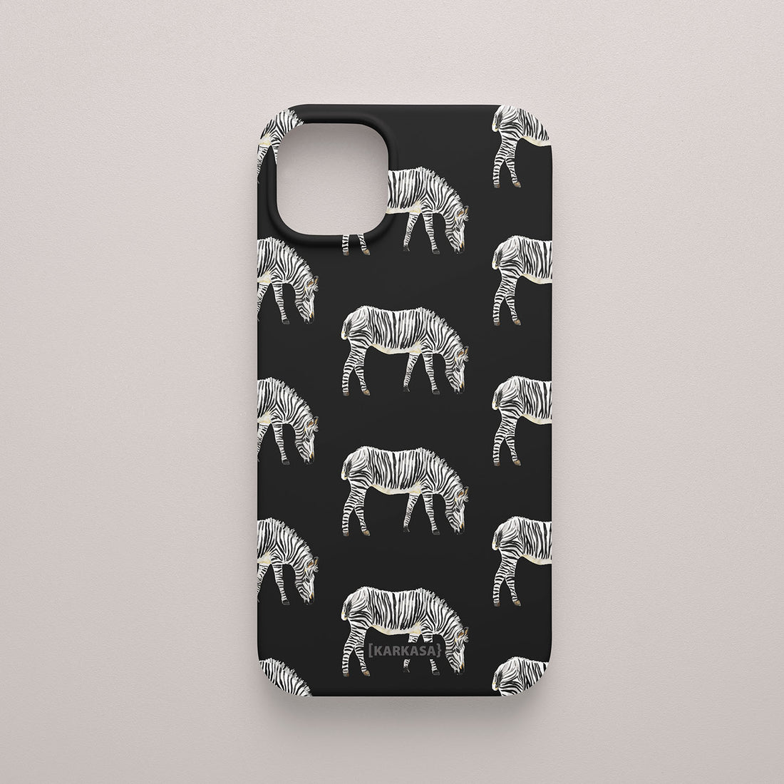 Funda KARKASA Silk Touch negra con estampado de cebras de cuerpo entero caminando en patrón. Carcasa diseño safari y naturaleza.