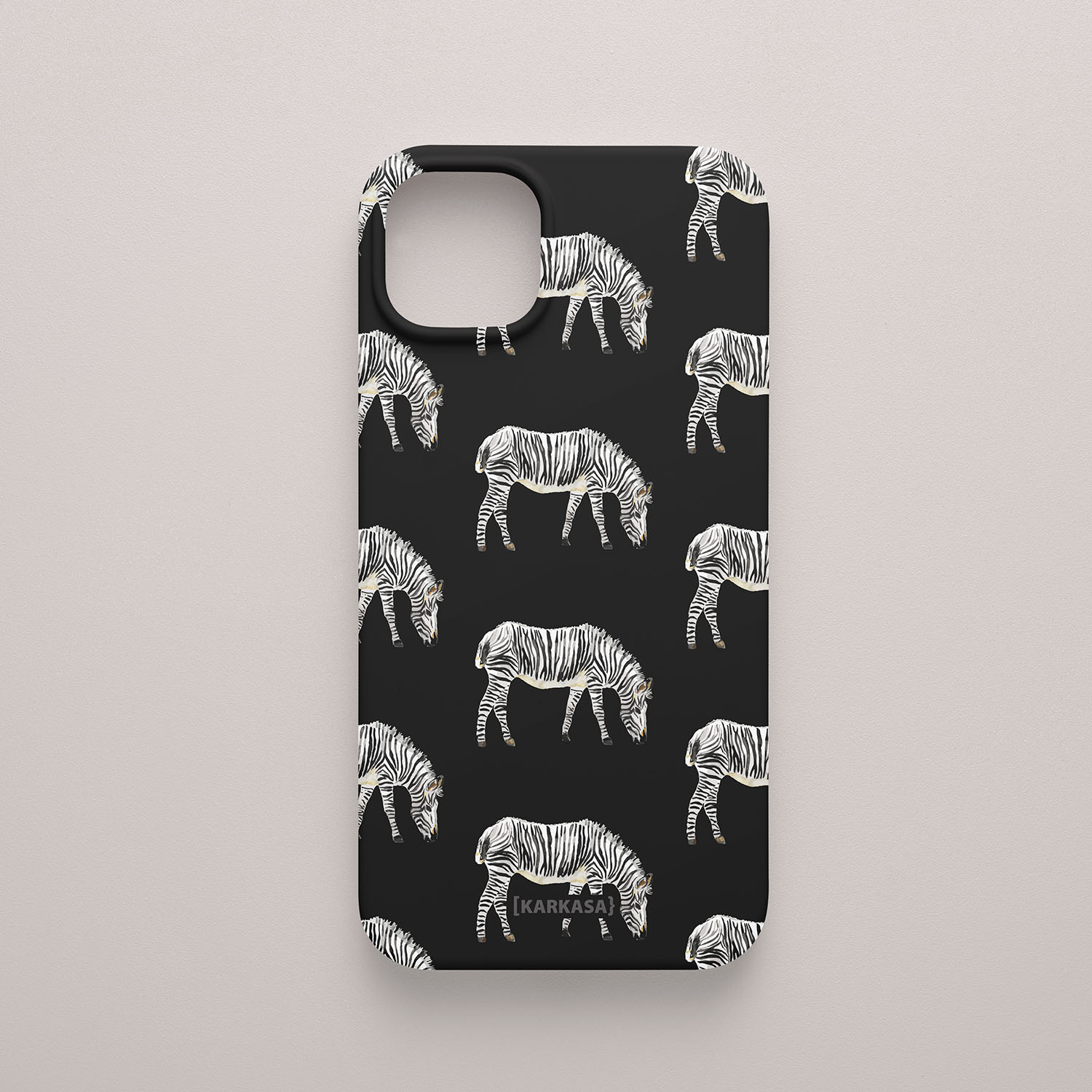 Funda KARKASA Silk Touch negra con estampado de cebras de cuerpo entero caminando en patrón. Carcasa diseño safari y naturaleza.
