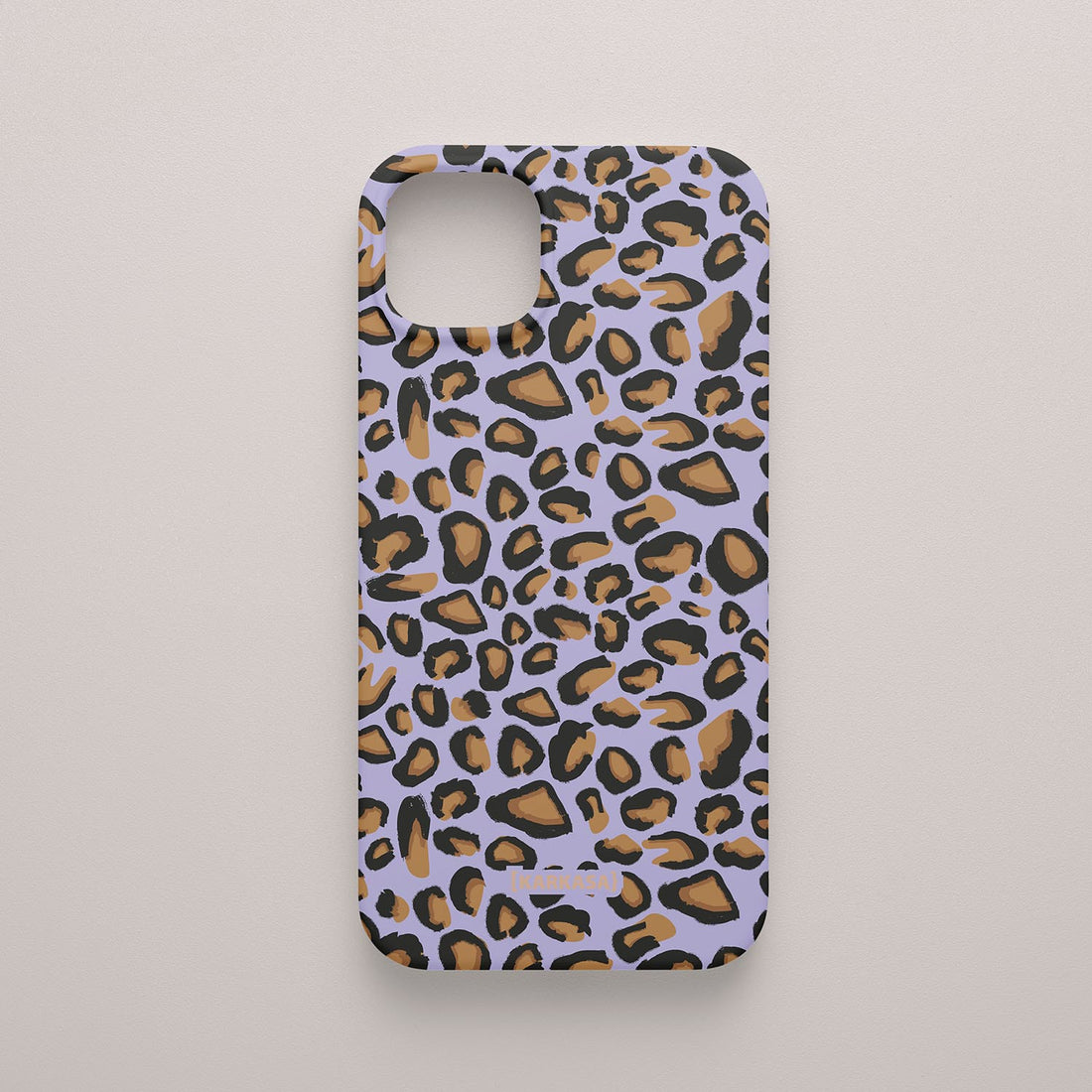 Funda KARKASA Silk Touch lila con estampado clásico de leopardo en tonos negros y marrones. Carcasa animal print elegante.