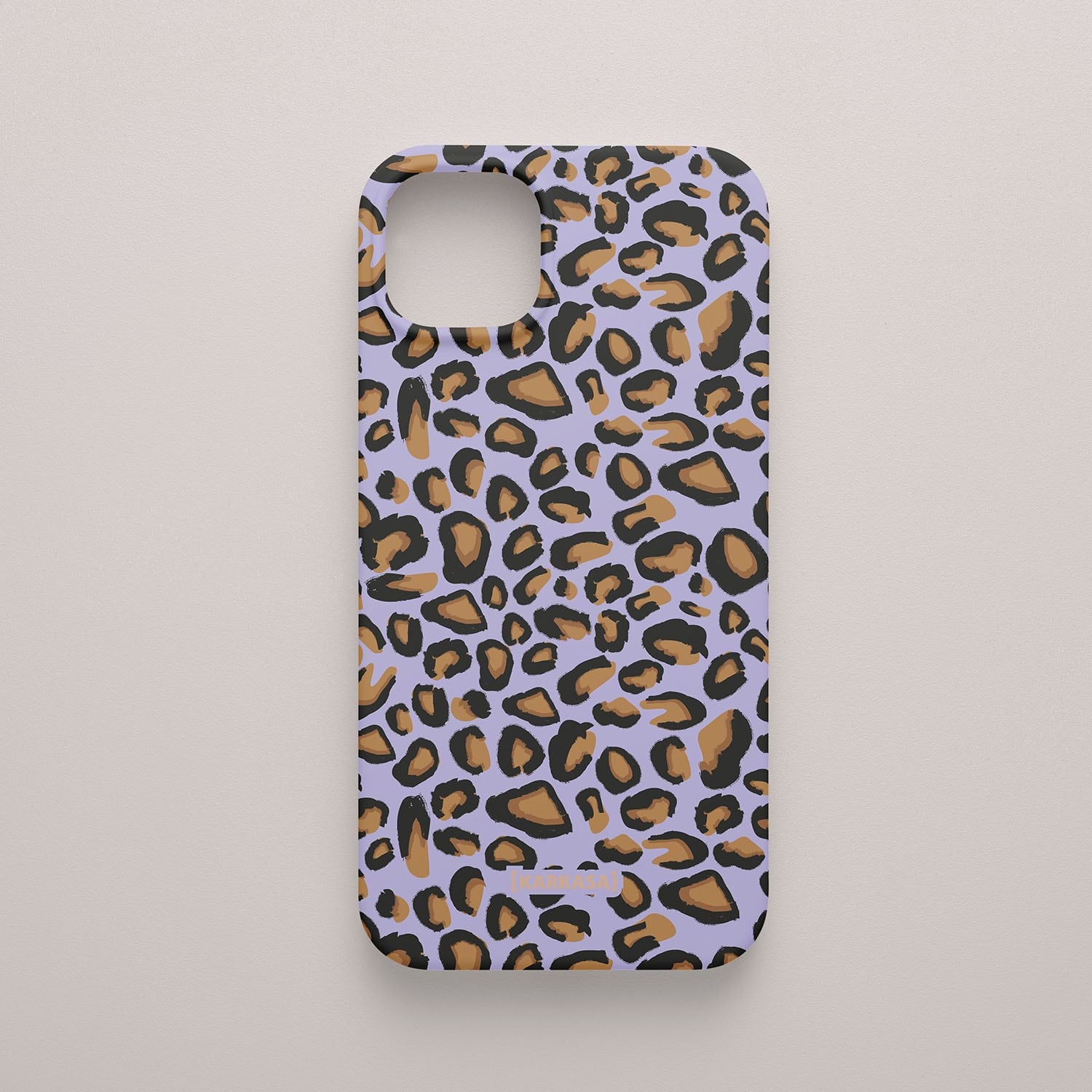 Funda KARKASA Silk Touch lila con estampado clásico de leopardo en tonos negros y marrones. Carcasa animal print elegante.