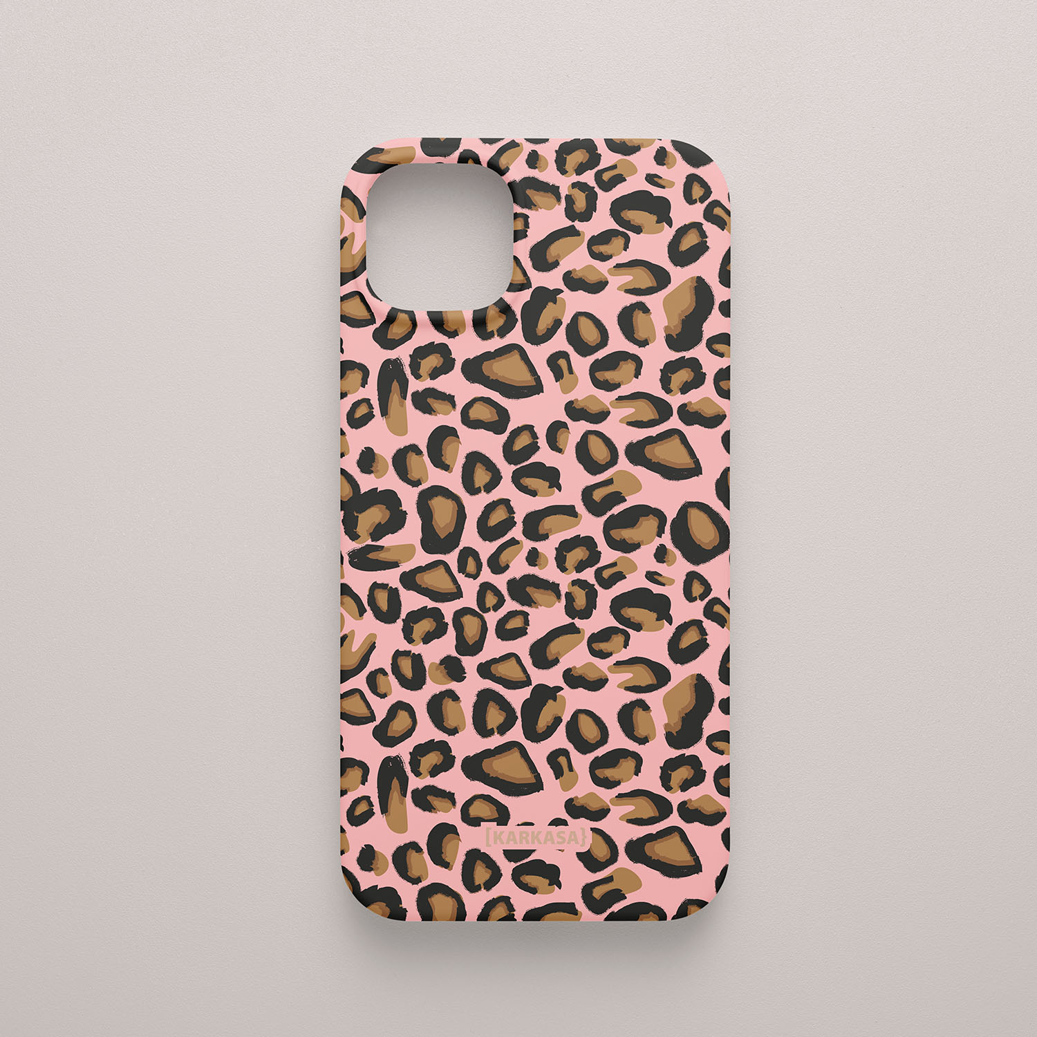 Funda KARKASA Silk Touch rosa chicle con estampado clásico de leopardo en tonos negros y marrones. Carcasa animal print elegante.