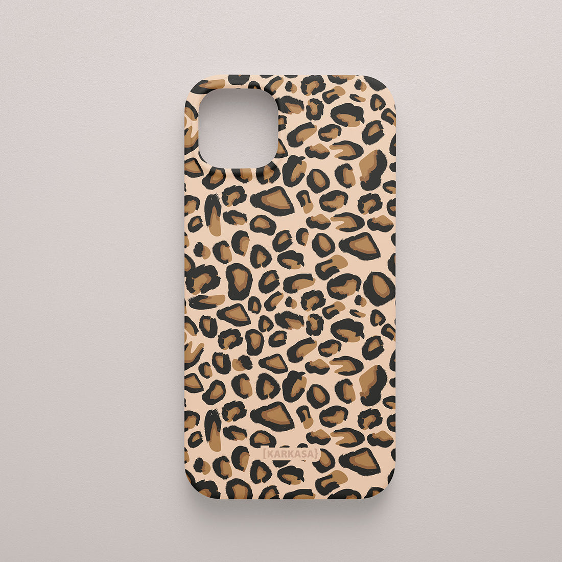 Funda KARKASA Silk Touch beige con estampado clásico de leopardo en tonos negros y marrones. Carcasa animal print elegante.