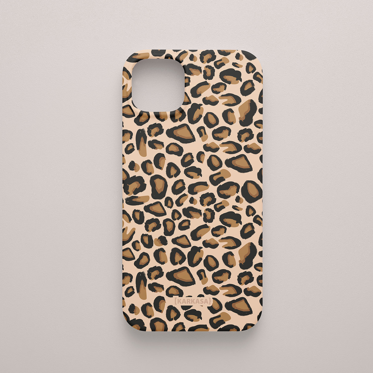 Funda KARKASA Silk Touch beige con estampado clásico de leopardo en tonos negros y marrones. Carcasa animal print elegante.