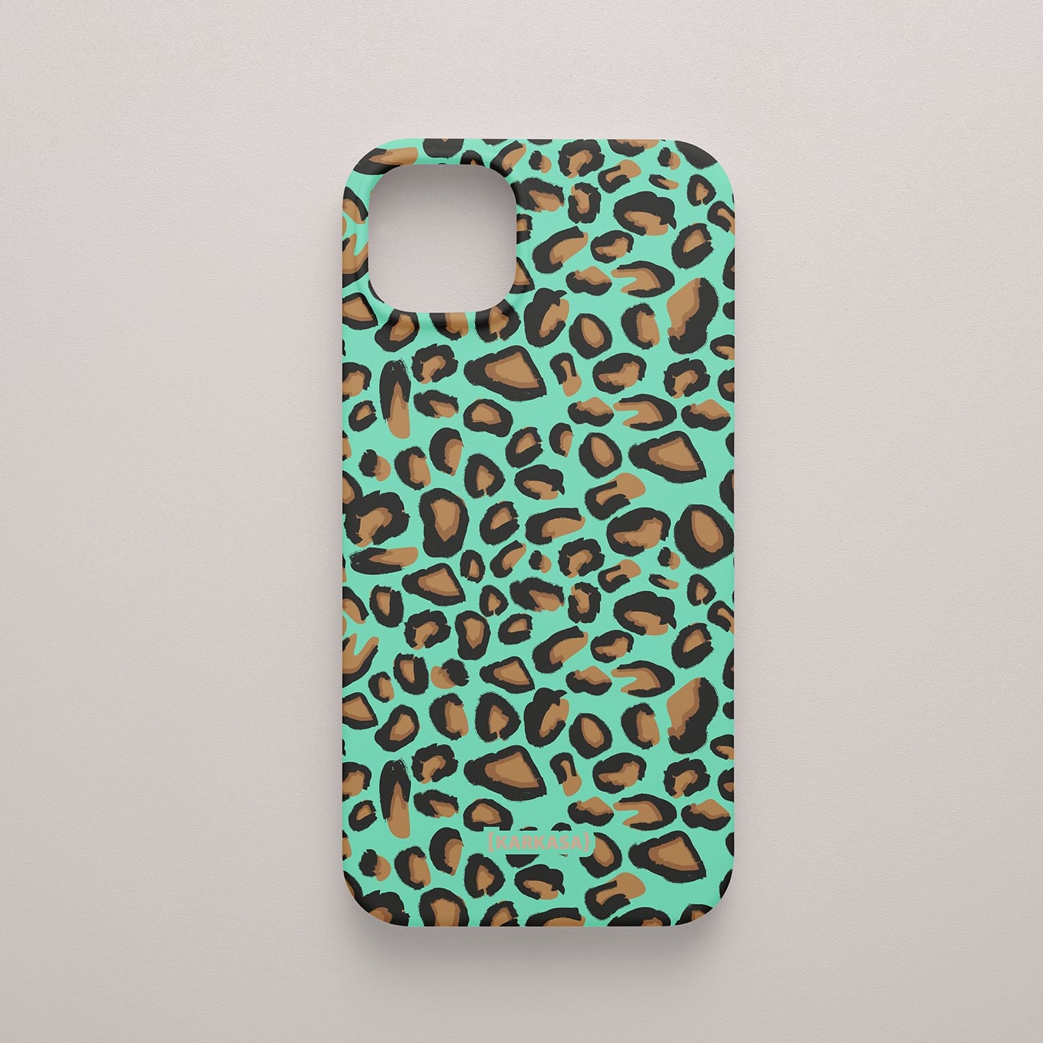 Funda KARKASA Silk Touch verde menta con estampado clásico de leopardo en tonos negros y marrones. Carcasa animal print elegante.